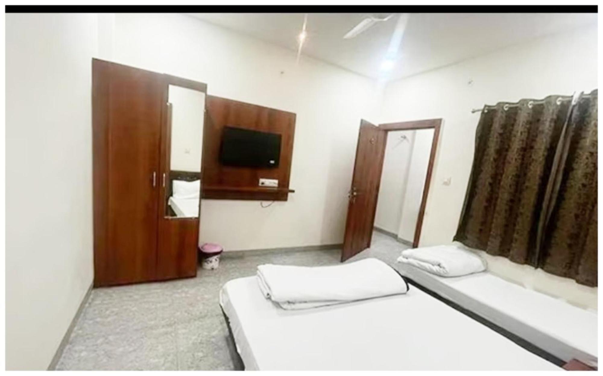 Premium Hotel Ujjain - G A R I M A - Near Mahakal Temple And Rivar - Railway Station - Hygiene & Spacious Room - With Wifi- And Parking Facilities - Best Hotel In Удджайн Экстерьер фото